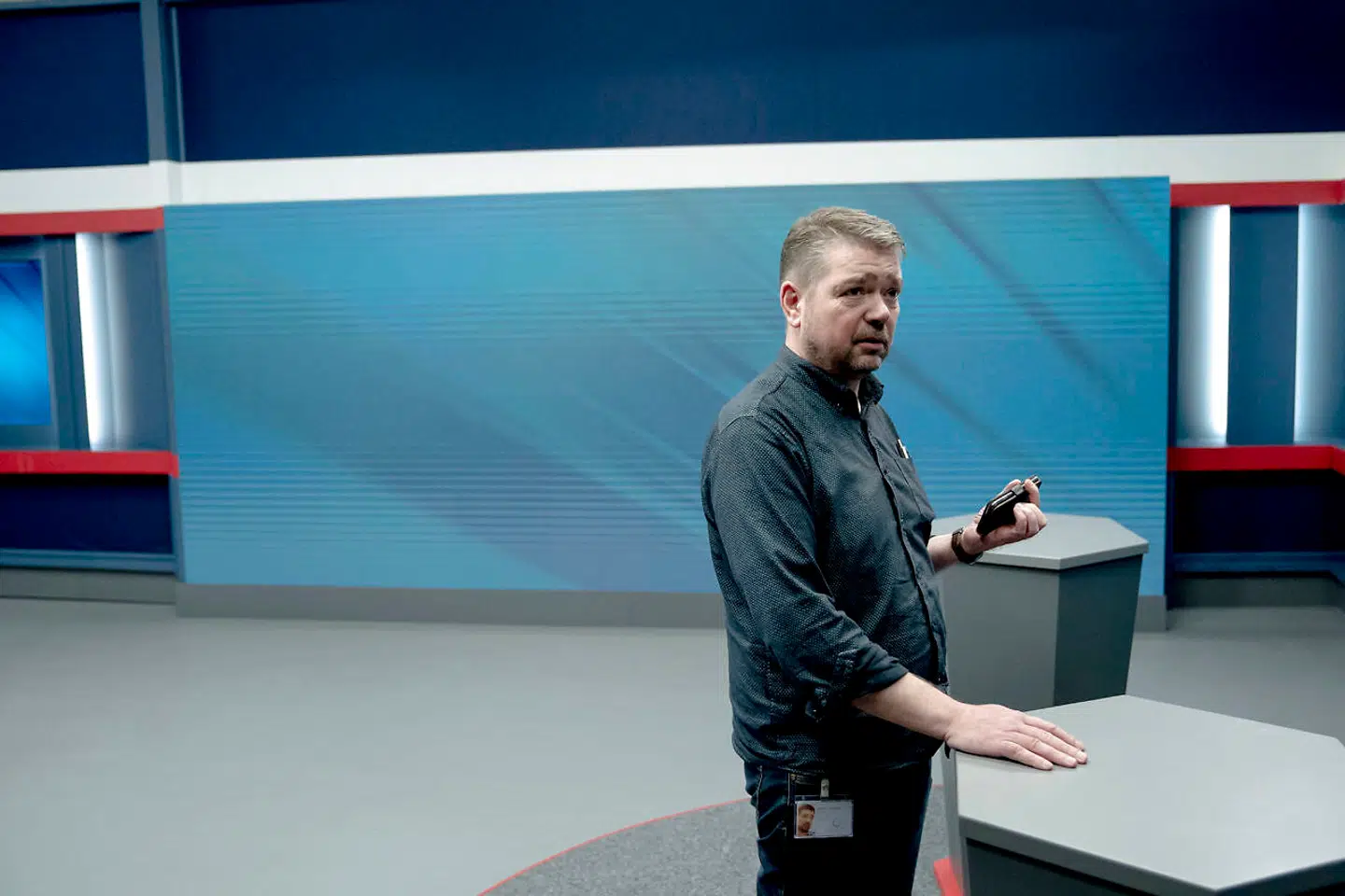 »Vi har nærmest ikke tid til at arbejde. Journalister fra udlandet kimer os ned,« siger Georg L. Petersen, der er nyhedschef på den færøske TV-avis, »Dagur og vika«.