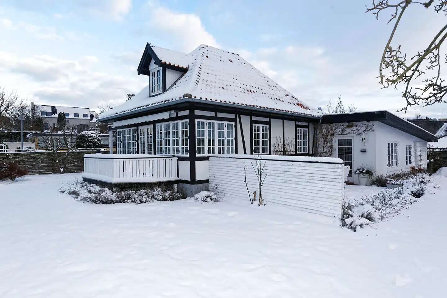 Huset var de første mange år sommerhus. Da var det allerede flyttet lidt ind i landet fra sin tidligere beliggenhed ud til vandet. Rester af svellerne, som gjorde det arbejde, ses stadig i kælderen. En tidligere tilbygning blev revet ned og en ny opført i 1972.
