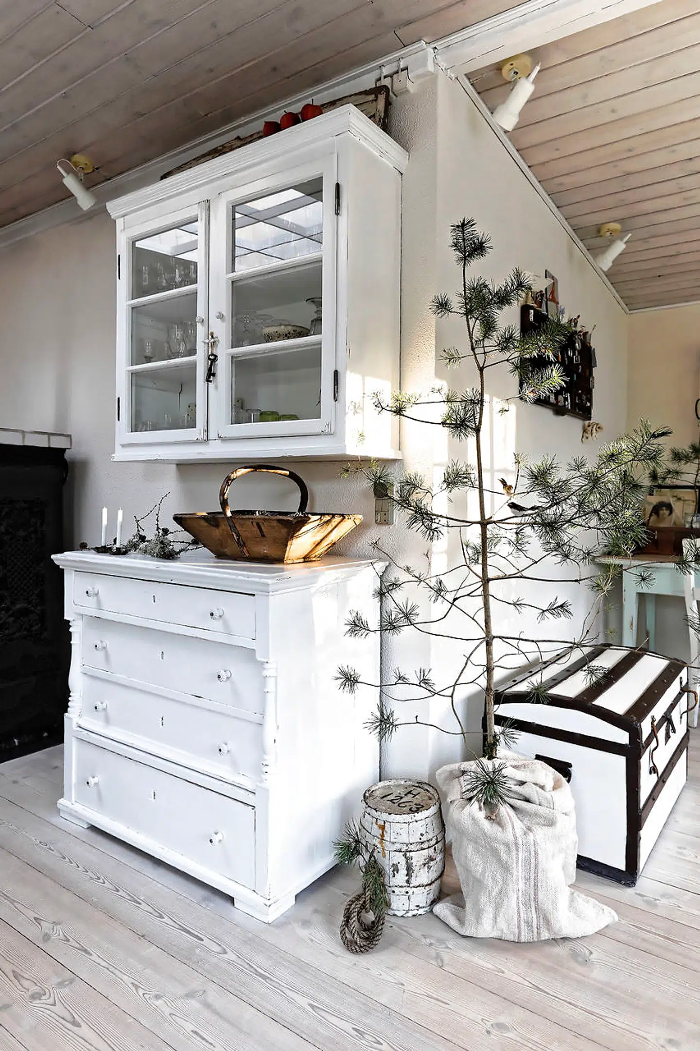 En del af spisestuen er Anne Egelunds kreahjørne med en gammel kiste, som fulgte med huset. Fyrretræet står i potte indpakket i en gammel postsæk. På grenene sidder små, kunstige fugle af fjer.