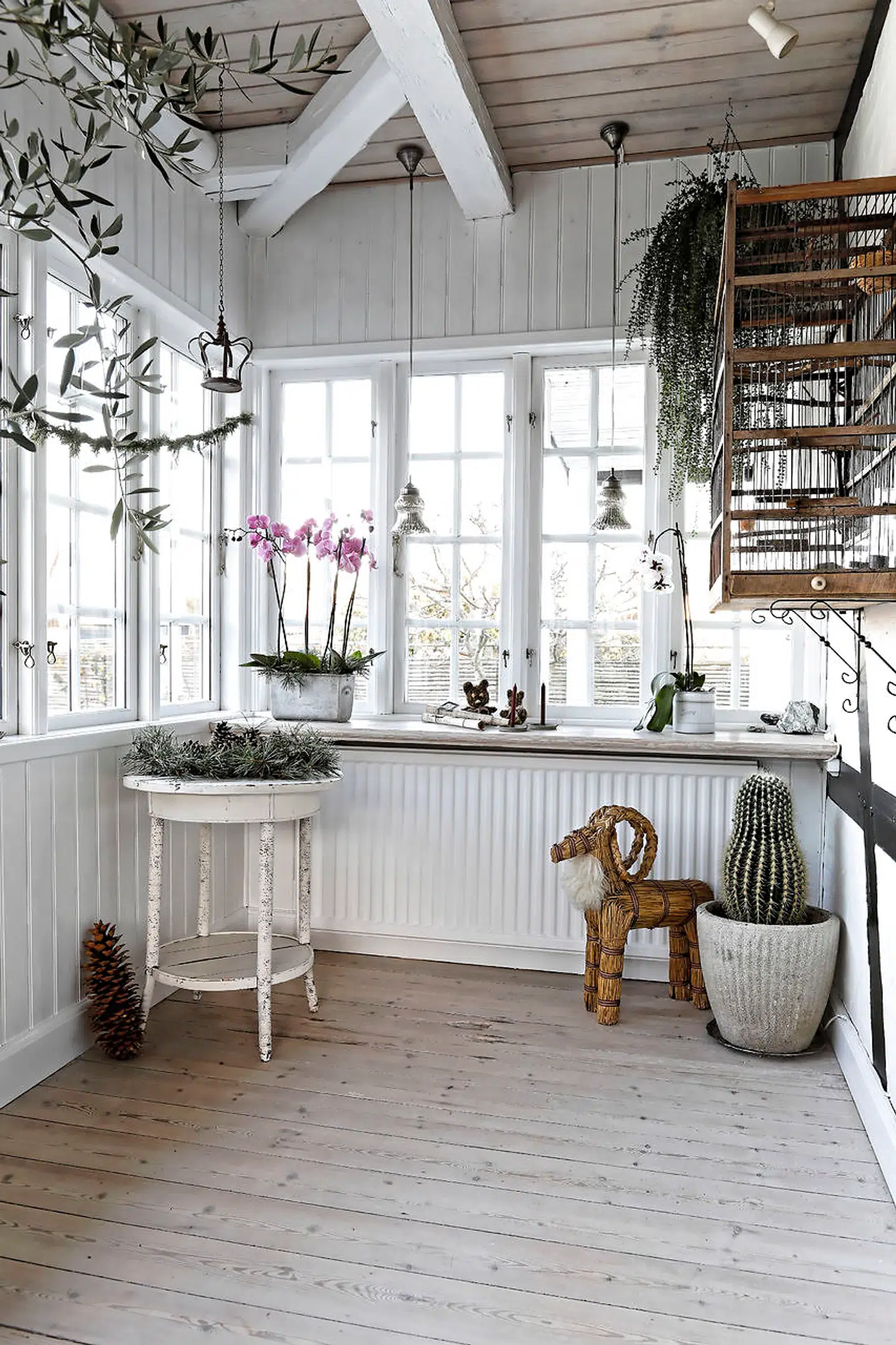 I havestuens halmbuk stod i huset ved overtagelsen. Her er også et gammelt fuglebur af træ med kanariefugle og et rundt bord med juledekoration af fyr og kogler. Desuden er her mistelten og en guirlande af enebær fra forældrenes sommerhusgrund på Sjællands Odde, snoet om sejlgarn og fastgjort med bindetråd. Kronen ned fra loftet er fra Fru Hyacinth i Frederikssund.