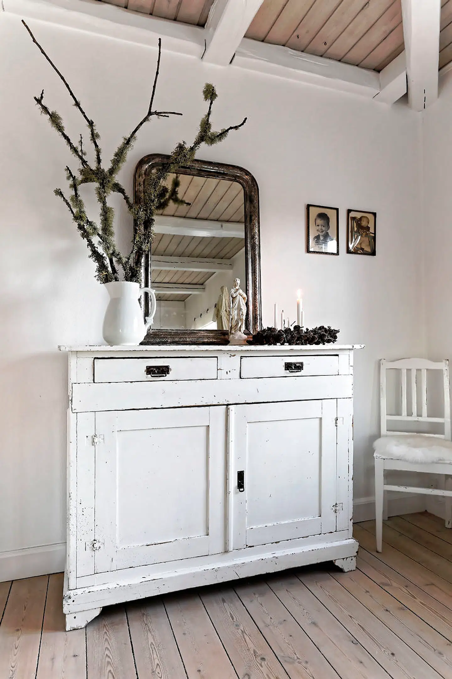 På kommoden fra Zinkspanden i Ganløse står grene fra Sverige bevokset med lav og en adventskrans af elle- og grankogler. Familien har glæde af flere adventskranse i forskellige rum.