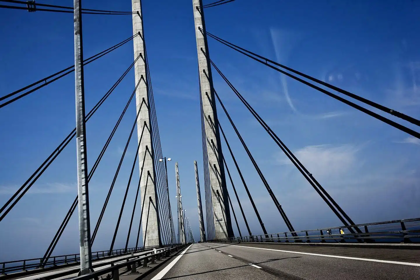 Vindfølsomme køretøjer skal holde sig fra blandt andet Øreundsbroen, lyder rådet fra Vejdirektoratet. Advarslen for Øresundsbroen forventes at blive ophævet ca. kl. 17.30.