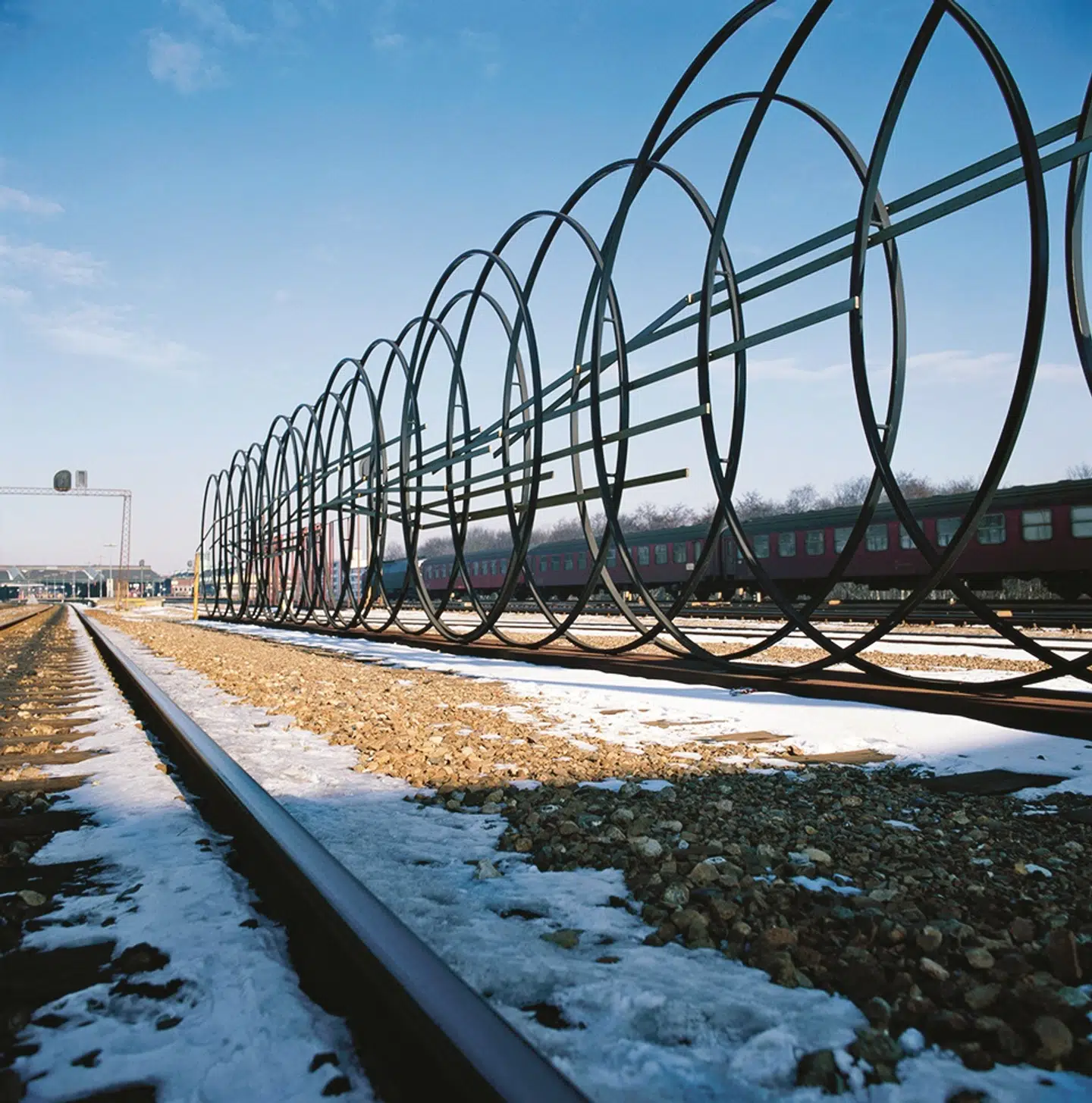 Skulpturprojektet »Interferenser« ligner umiskendeligt noget, der hører til på en banegård.