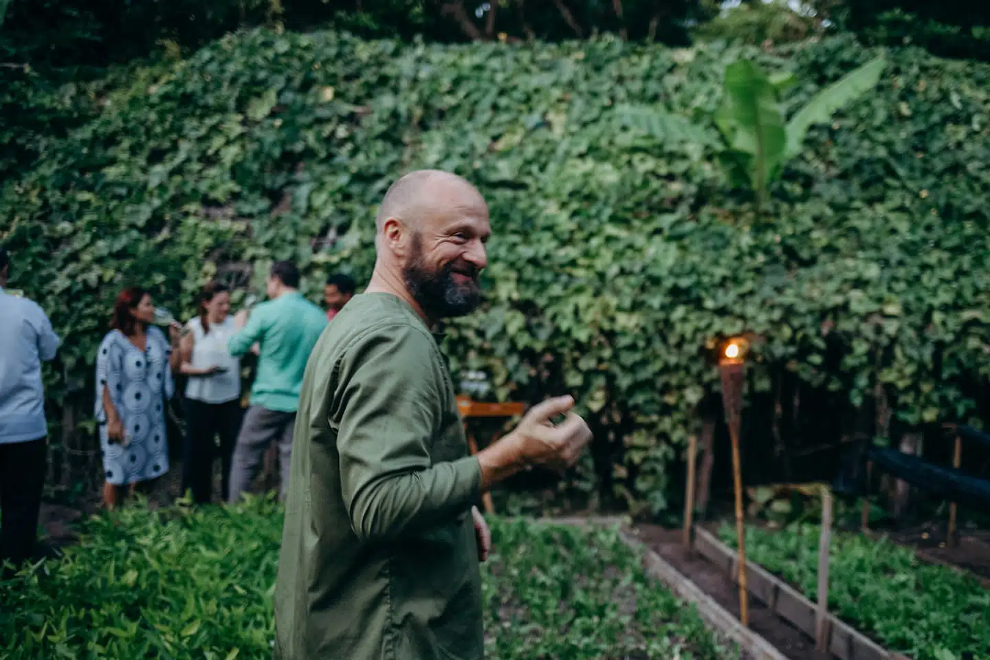 TV-kokken Carsten Kyster har åbnet en vegansk restaurant på Maldiverne. Restauranten byder på en 45 minutters guidet rundtur i en enorm køkkenhave, inden man spiser en seksretters plantebaseret menu.