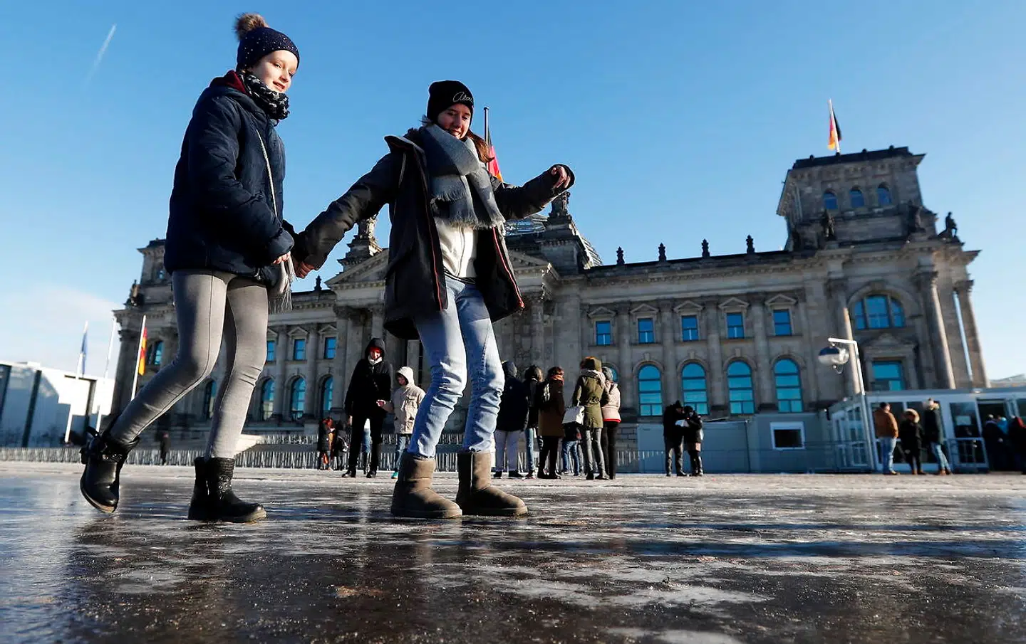 Det kan blive koldt i Berlin – her foran Rigsdagen, hvor vandpytterne er blevet til is.