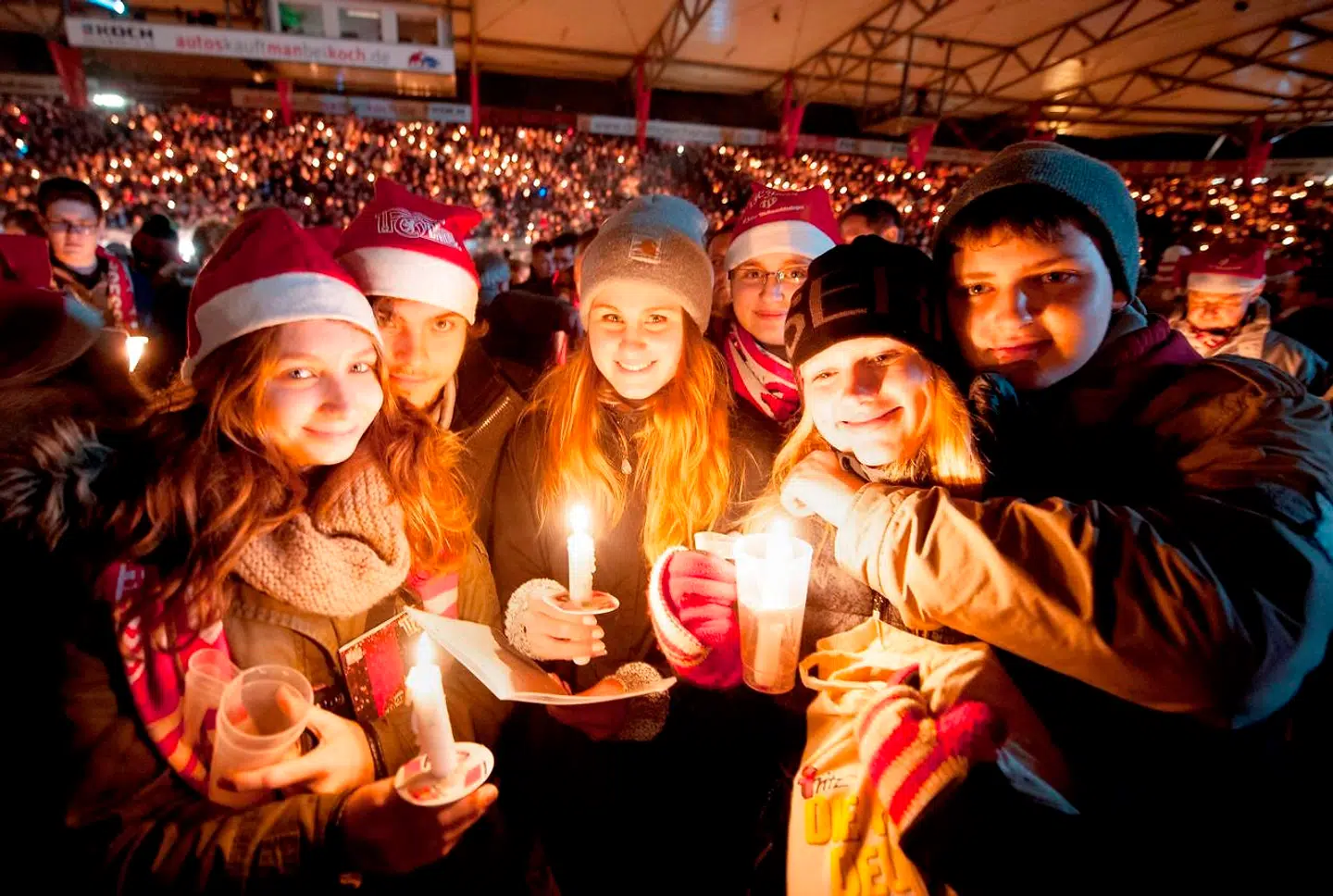 27.000 mennesker deltager hvert år i julesang på fodboldklubben FC Unions stadium i Berlin.