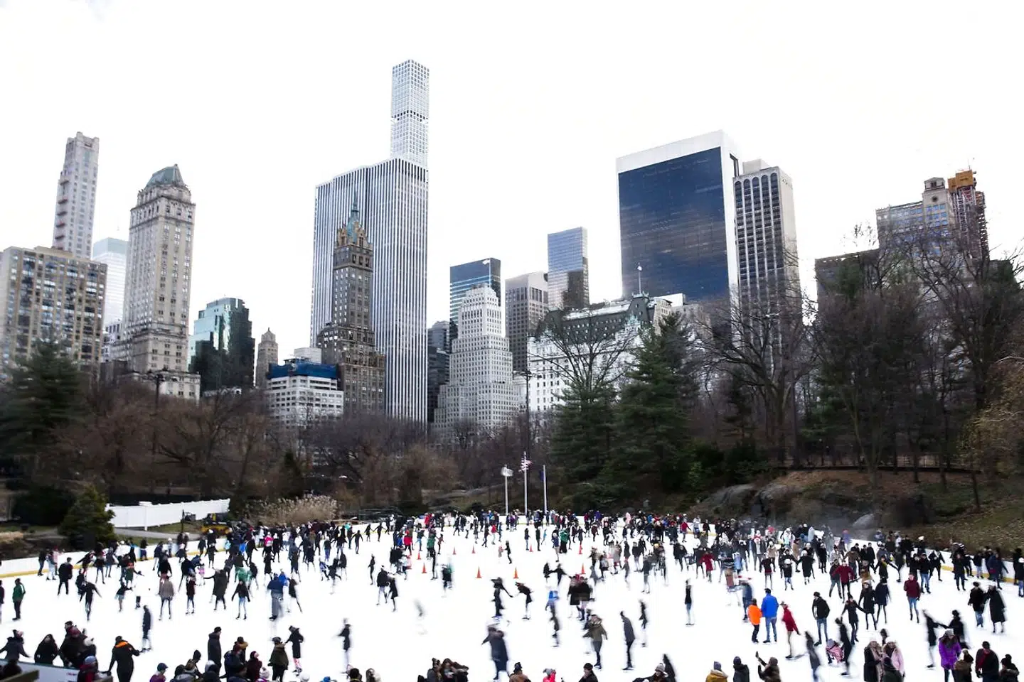 På skøjtebanen i Central Park kan man få undervisning i den frosne balancekunst. Skøjtebanen er åben fra november til marts.