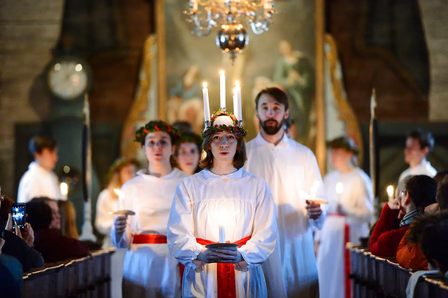 Luciafesten er en betydeligt større begivenhed i Sverige end herhjemme, og luciaoptog kan blandt andet ses i Seglora Kirke i Skansen i Stockholm i løbet af december.