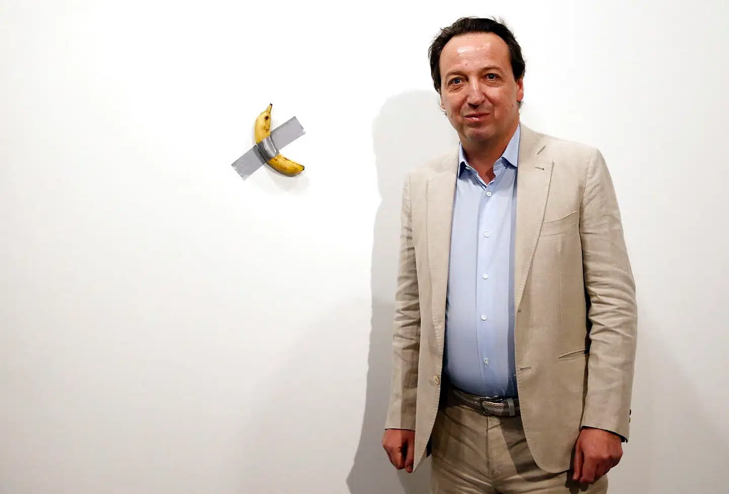 Emmanuel Perrotin fra Art Basel i Miami poserer med bananen til en rund million kroner.