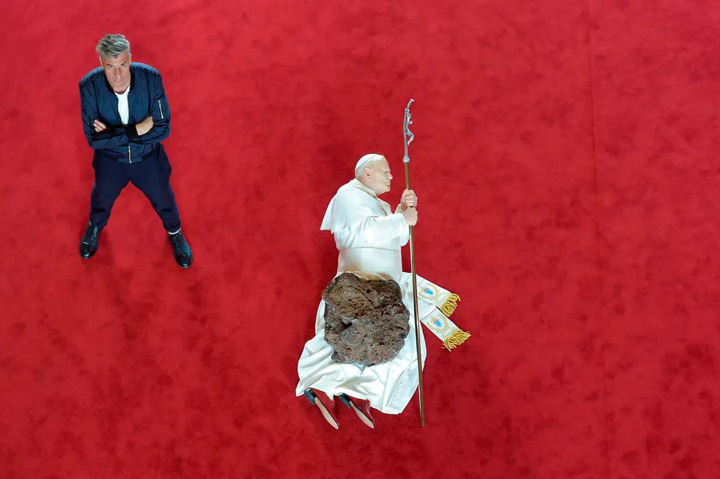 Maurizio Cattelans gennembrudsværk var pave Johannes Paul II, som var blevet ramt af en meteorit.