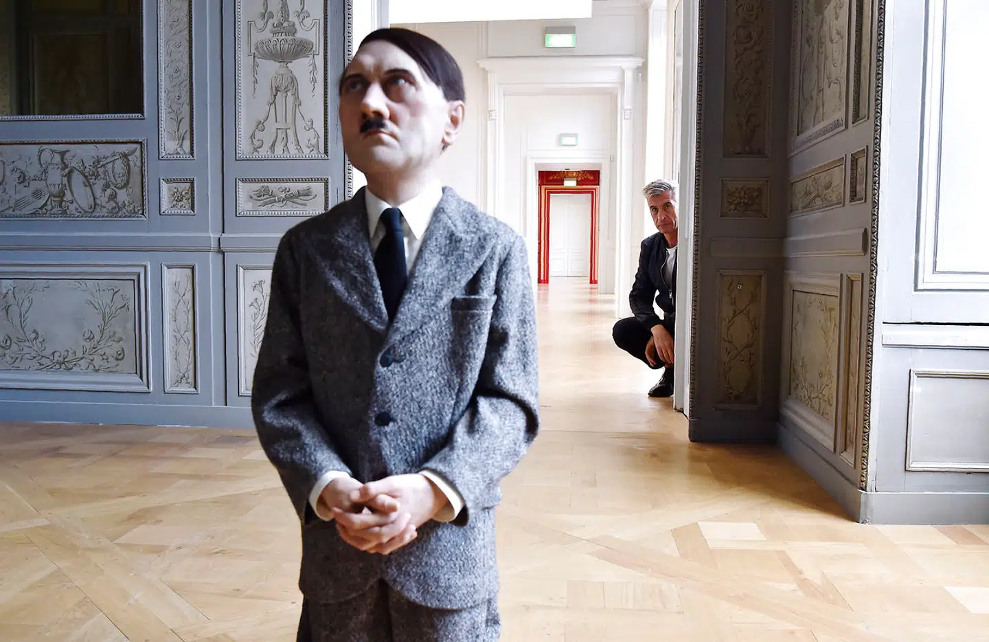 Den bedende Adolf Hitler som dukke er forløbig et af Cattelans dyreste værker.