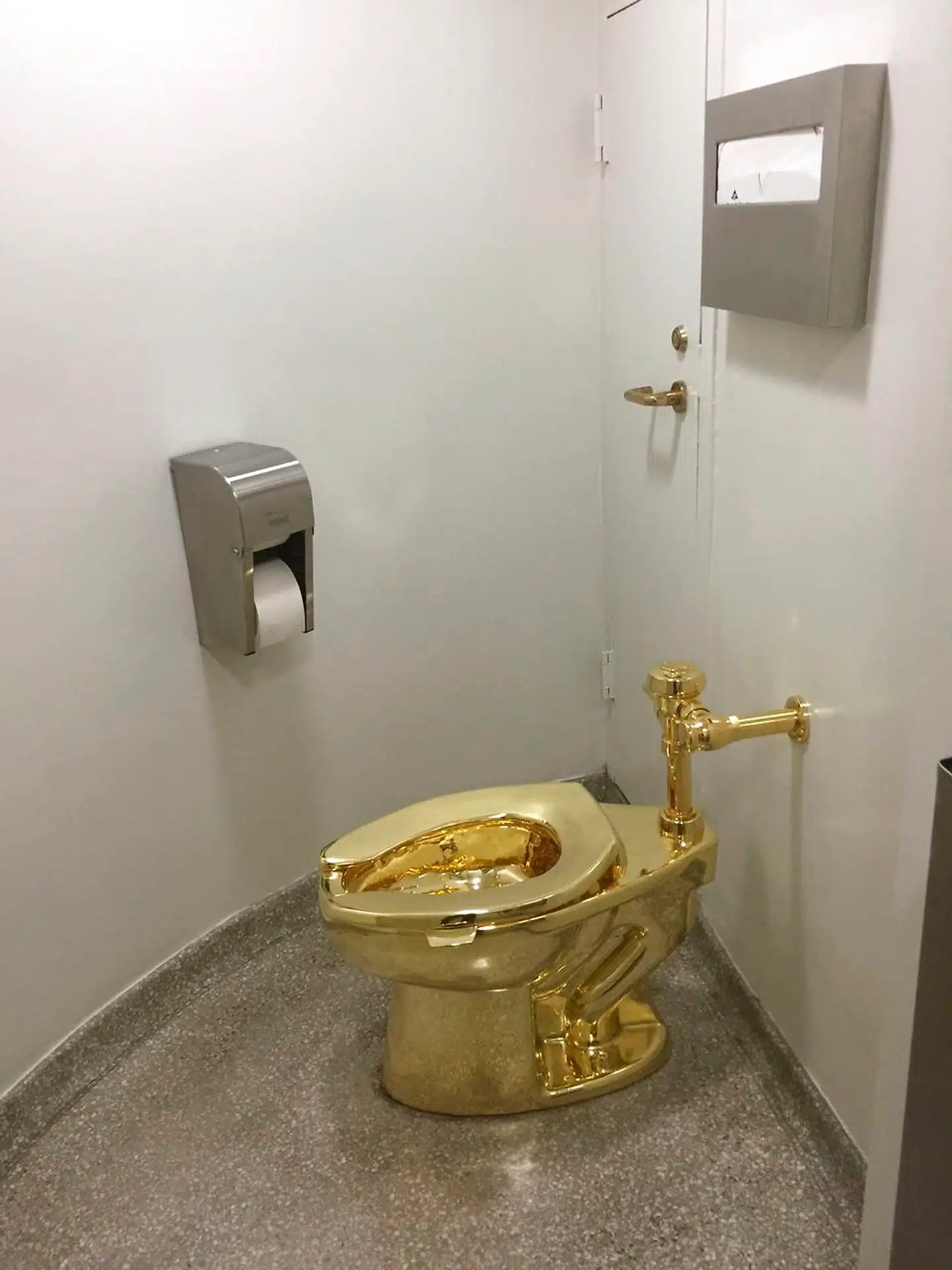 Denne aftrædelsesordning af Cattelan i 18 karat guld var udstillet på Blenheim Palace og blev derefter stjålet.