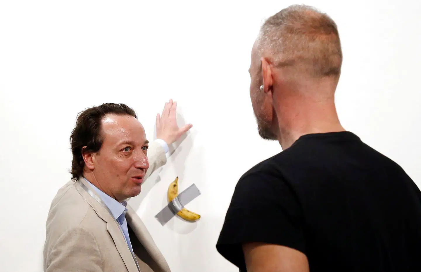 Og til sidst Maurizio Cattelans banan fra en anden vinkel. Berlingskes læsere skal ikke snydes for noget!