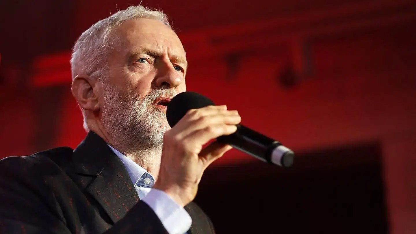 Labour-lederen Jeremy Corbyn har vanskeligt ved at appellere til klassiske arbejdere, der er skeptiske over for indvandring og ønsker klare signaler om Brexit. Dermed er han symptomatisk for en dybereliggende strukturel krise hos de europæiske arbejderpartier.