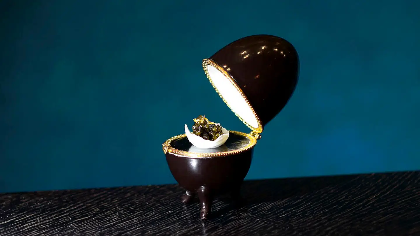 Et æg med kaviar og bladguld er placeret i et Fabergé-æg.