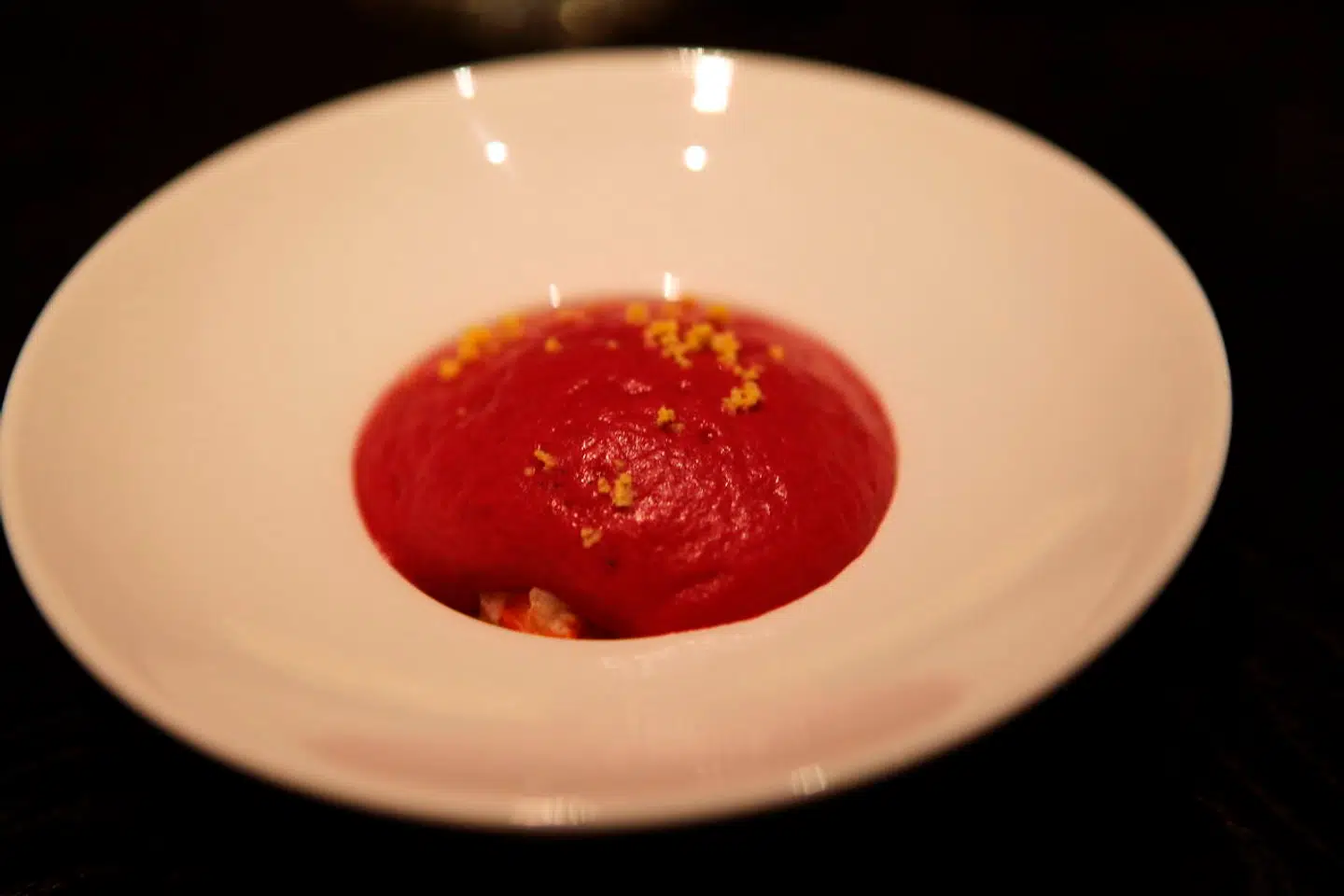 »Sild under pels«. Her er silden dog skiftet ud med lokal krabbe, serveret under en luftig dyne af rødbedeskum.