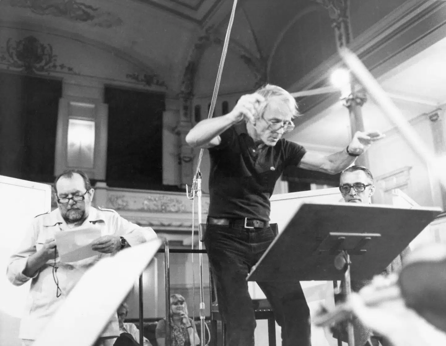 Bent Fabricius-Bjerre dirigerer med filminstruktør Erik Balling i baggrunden.