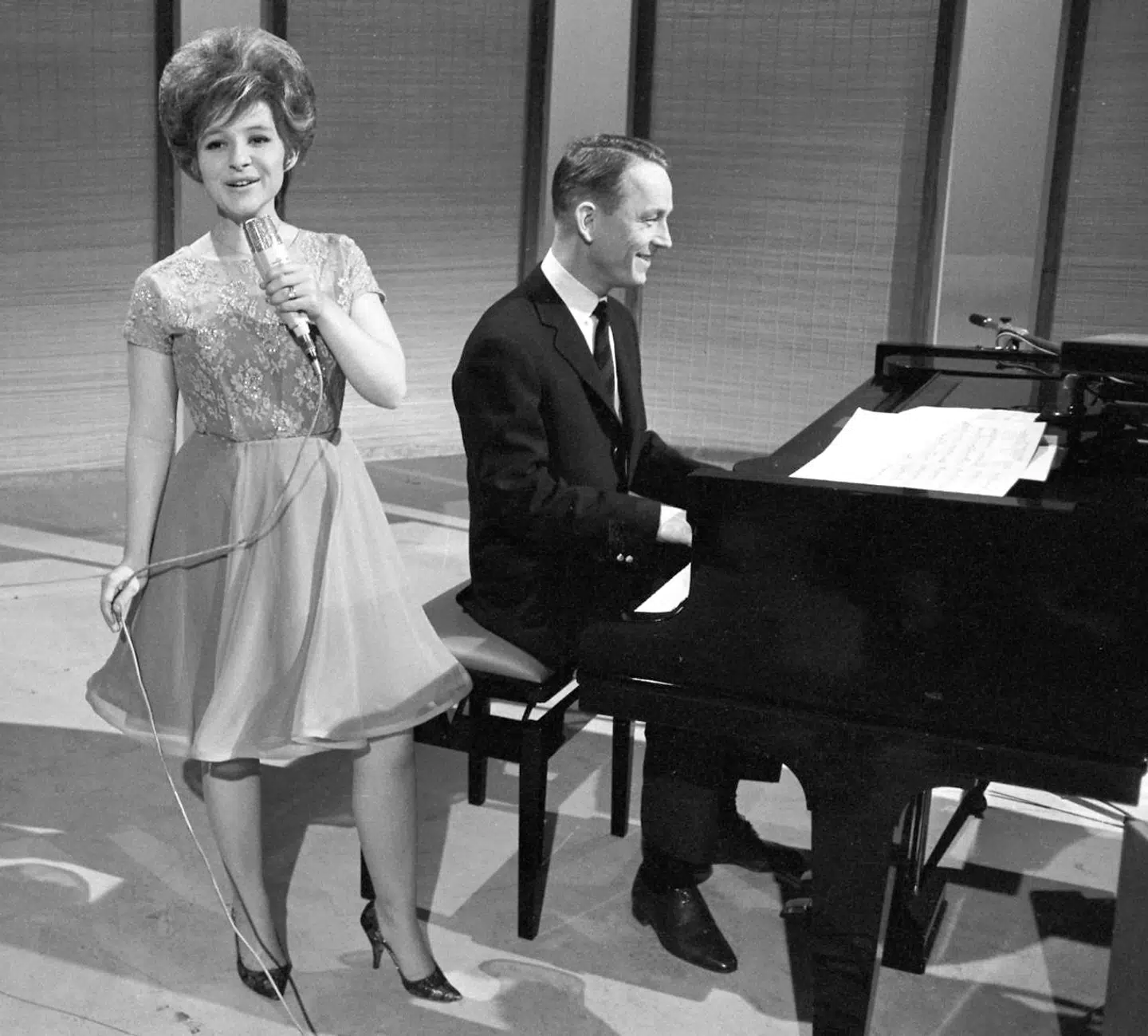 Den amerikanske sangerinde Brenda Lee optræder her sammen med Bent Fabricius Bjerre i fjernsynsudsendelsen 'Pladeparade.