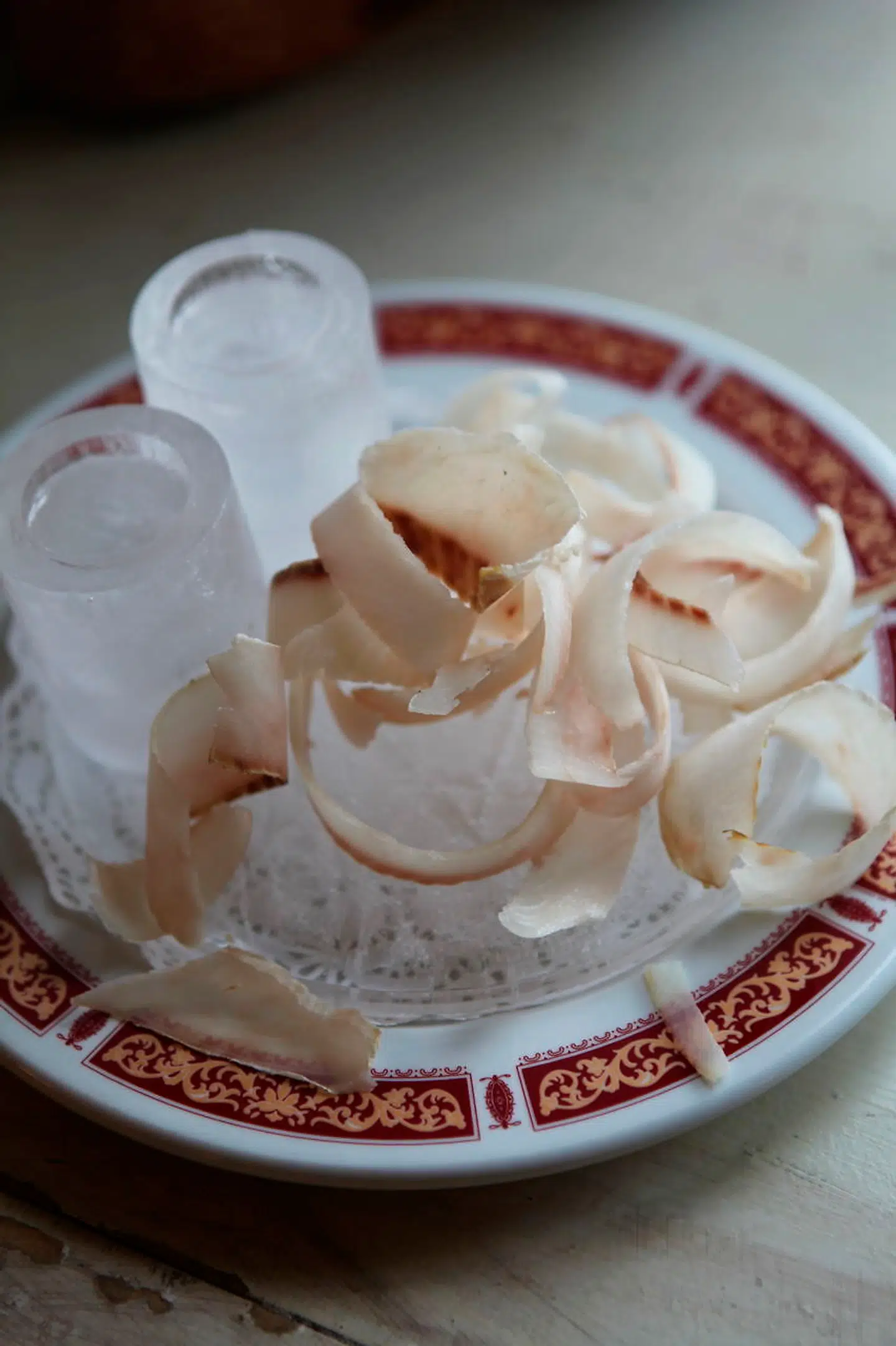Og så slutter vi af med en vanvittig delikatesse, Stroganina, tynde frosne shavings af den fede hvide lakseferskvandsfisk muksun, serveret på is. Efter sigende den perfekte vodkasnack, så der er ingen vej uden om at tage et enkelt shot.