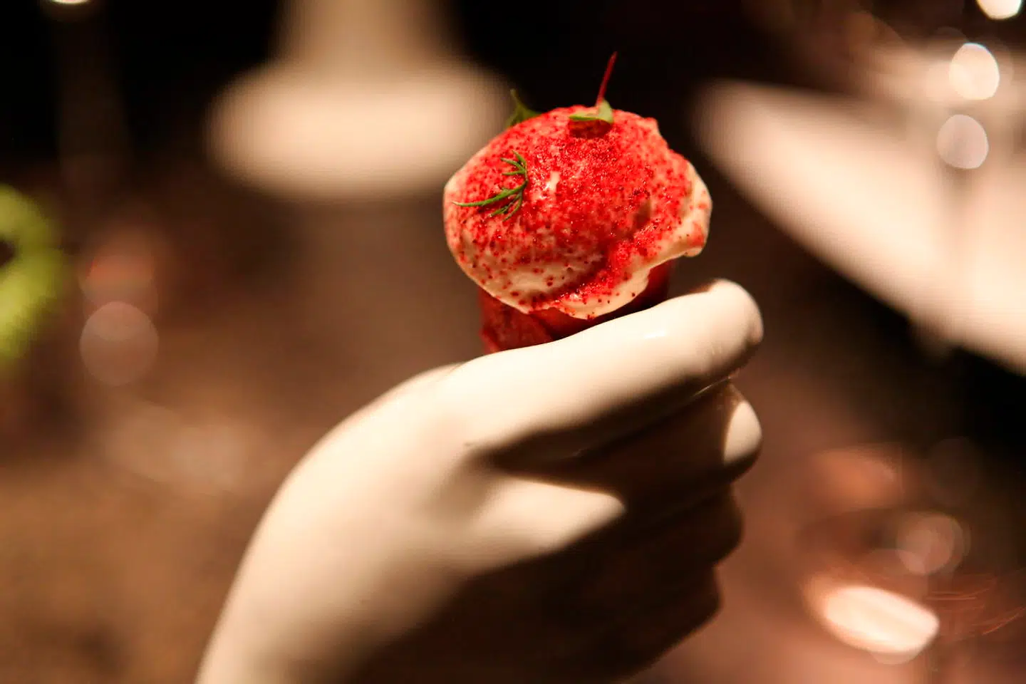 Lakseis i vaffel af rødbede.