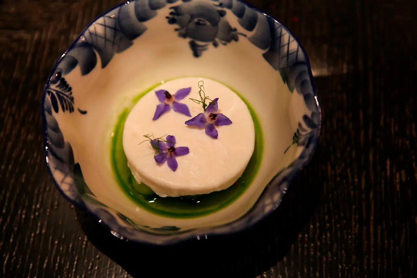 Trods minus 10 grader udenfor, får vi en sommerligt læskende ret bestående af gzhel, yoghurtagtig, koaguleret mælk, med saltet agurk og dild-olie, toppet med hjulkroneblomster.