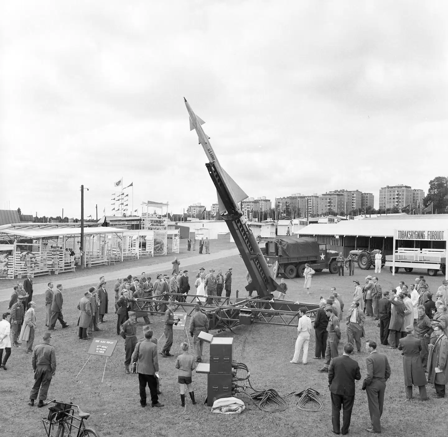 »Fire dages mødet mellem land og by paa Bellahøj,« skrev Berlingske Tidende torsdag den 19 juni 1958. "Saa hejser Bellahøjskuet de store dannebrogsflag og slaar portene op. Disse skuer er blevet meget mere end dyrskuer.De er i høj grad blevet et stort folkestævne og derfor er der efterhaanden ogsaa blevet meget andet end dyrene at se paa". Den store sensation på Bellahøjskuet var opstillingen af en Nike-Ajax-raket. Anledningen var, at der var truffet aftale om i 1959 at opstille fire Nike-batterier i Nordsjælland, på Stevns, ved Tune og på Amager, dog de viderudviklede Nike-Hercules-raketter.