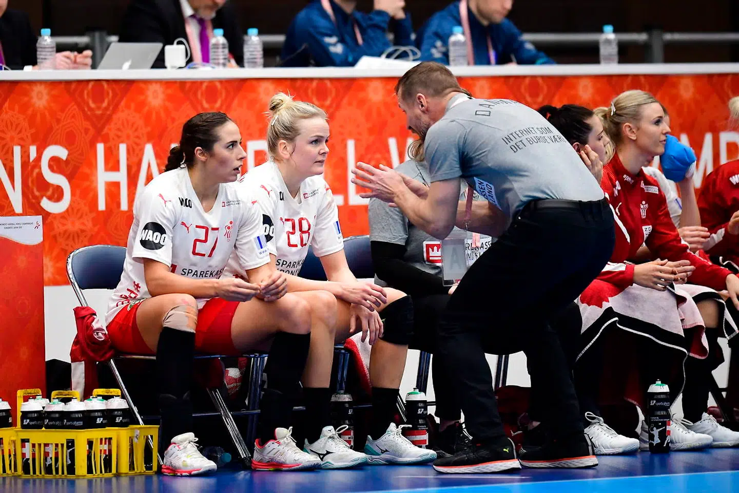 Danmarks landstræner, Klavs Bruun Jørgensen, under skæbnekampen mod Frankrig.