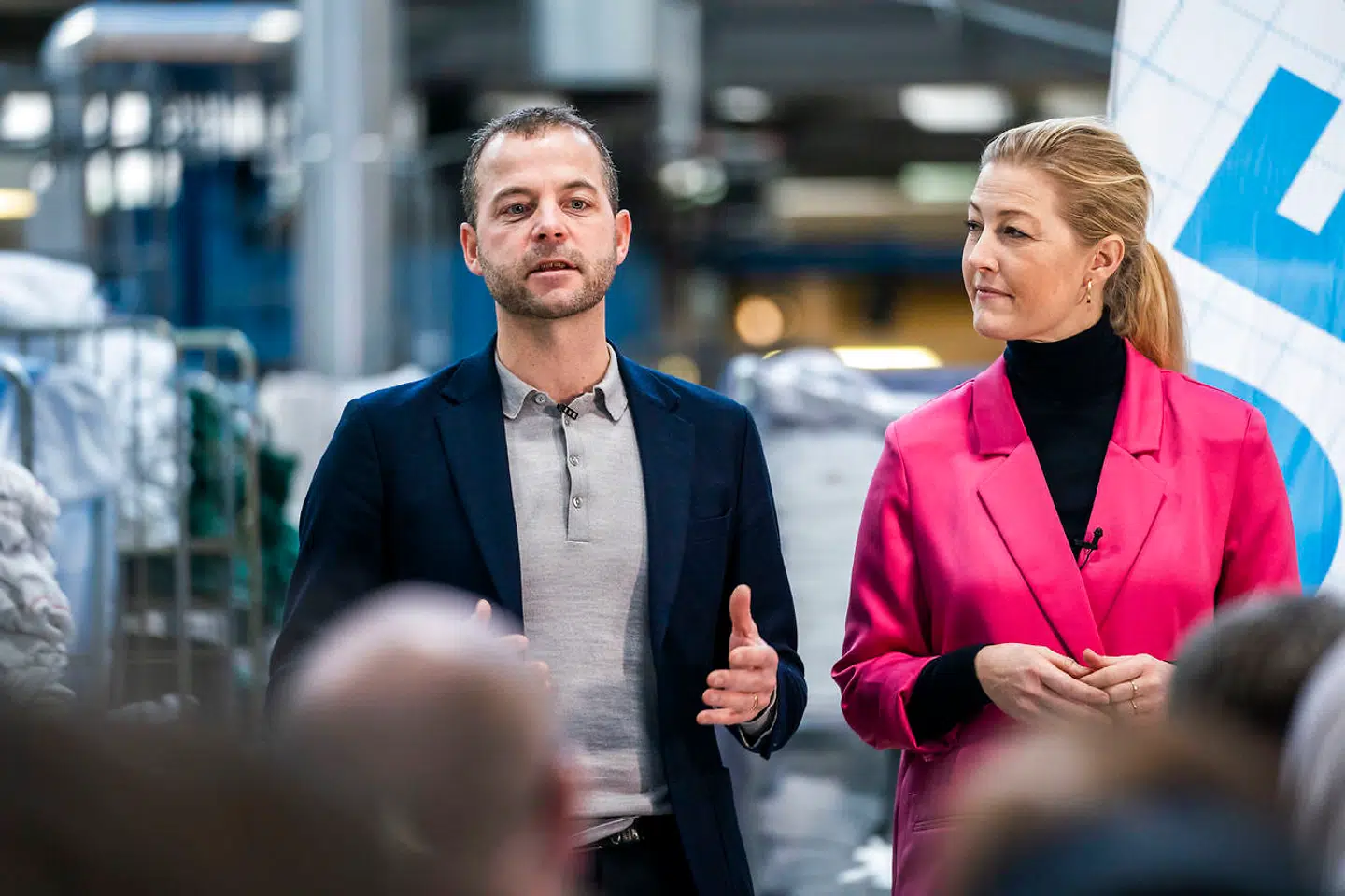 Morten Østergaard og Sofie Carsten Nielsen holder pressemøde, hvor de forsøger at sælge de radikale resultater i finansloven – men partiets indflydelse er reduceret.