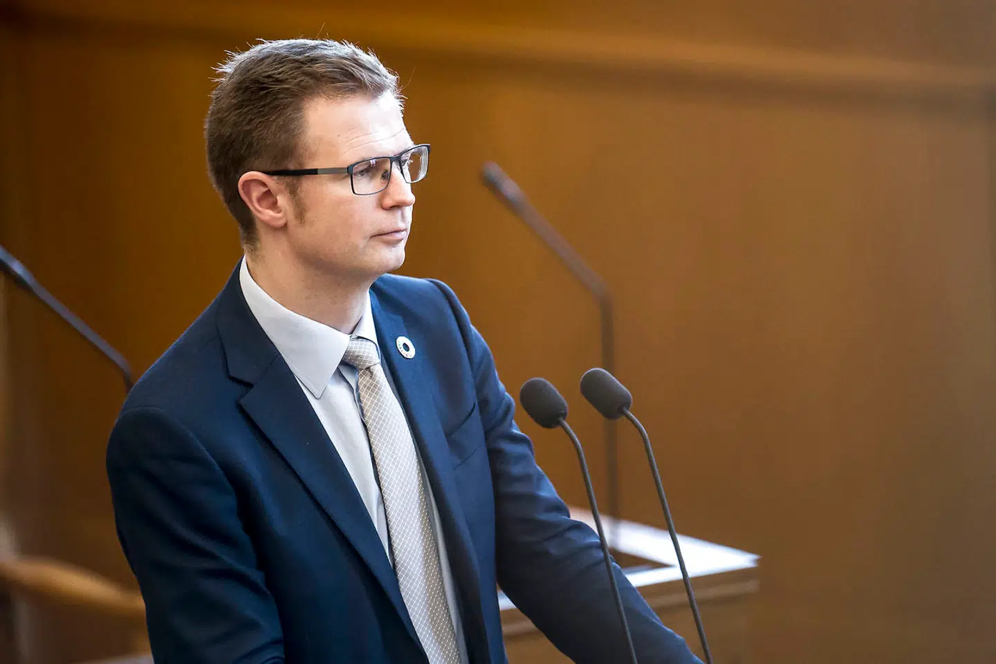 For nyligt udtalte flere partier, at det ikke gav mening, at der skulle være særlige regler om ejerskab af taxiselskaber. »Der er ingen saglige grunde til, at der skal være en anden, mere restriktiv lovgivning omkring ejerskab af taxiselskaber,« sagde Tommy Ahlers (V).