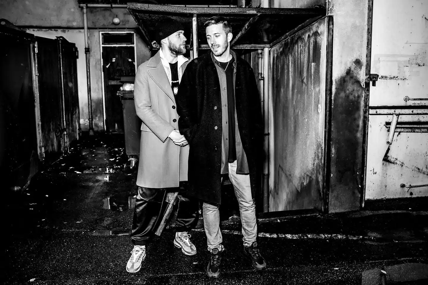 Nik & Jay har droppet bandanaerne og rockstjernesolbrillerne til fordel for et mere neddæmpet look med skjorte, t-shirt, elegante herrefrakker i uld og en diskret diamant i øreflippen.
