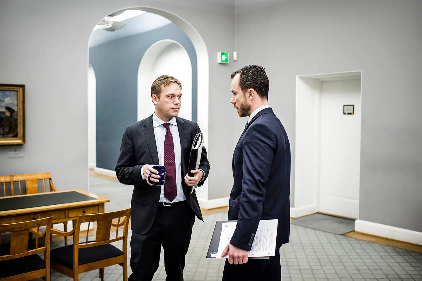 »Jeg er meget meget ked af, at han har forladt Venstre. Vi er et parti, der holder, hvad vi gik til valg på, og det er han angiveligt utilfreds med. Men det var altså det, vi førte fælles valgkamp på. Så det kan godt undre mig lidt. Det kan være, det har noget med nogle andre ting at gøre,« siger Jakob Ellemann i podcasten Cordua & Steno. Foto: Thomas Lekfeldt/Scanpix