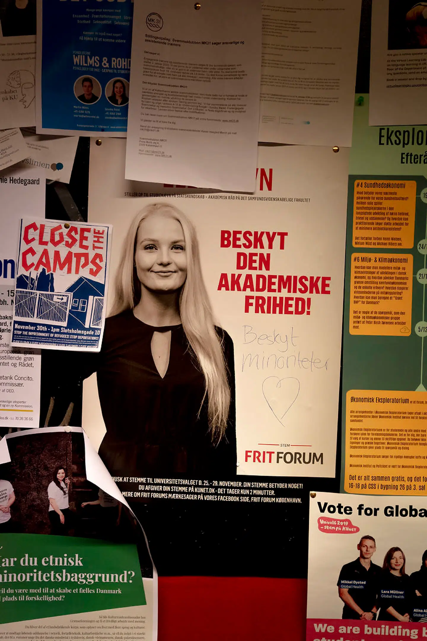 På en plakat fra den studenterpolitiske gruppe Frit Forum er der blevet skrevet »Beskyt minoriteter«.