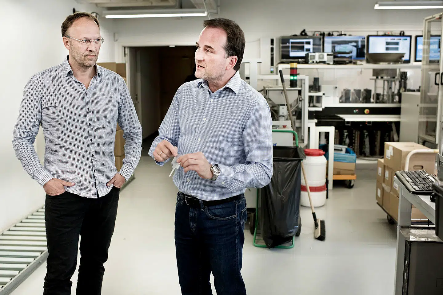 Michael Eising (th.) blev fyret som topchef i Chemometec, da han flyttede til Monaco.