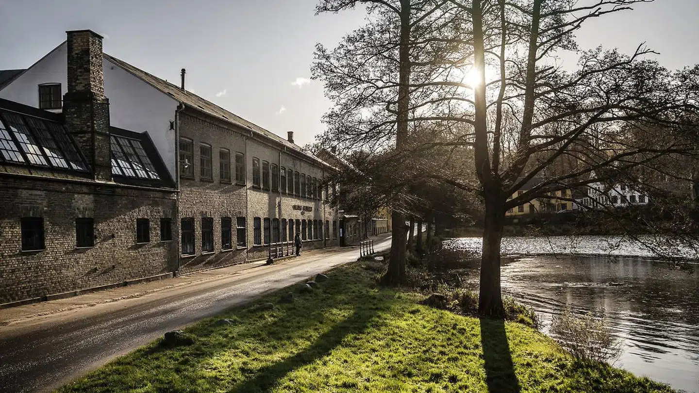 Det gamle fabriksområde, der tidligere var hjemsted for Raadvad Knivfabrik, huser i dag en række små virksomheder, der holder gamle bygningshåndværk i live.