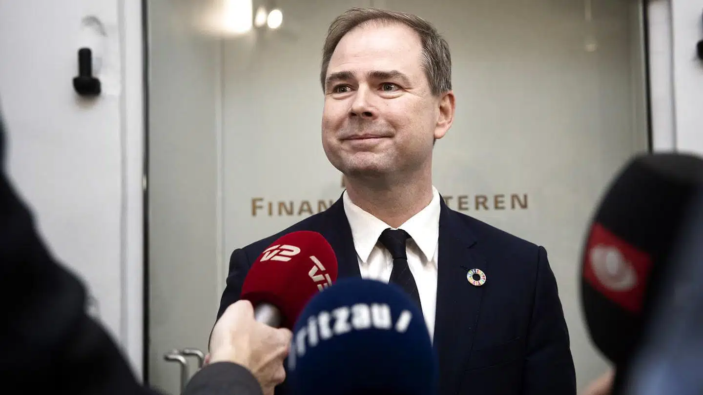 Der er smidt så mange hapsere ud til de centrum-venstre vælgere, der ikke stemte på Socialdemokraterne ved valget, men som var afgørende for at bringe S til magten, at det er svært at være rigtigt utilfreds. Det er godt håndværk af finansminister Nicolaj Wammen. Og godt blændværk, skriver Anna Sofie Allarp.