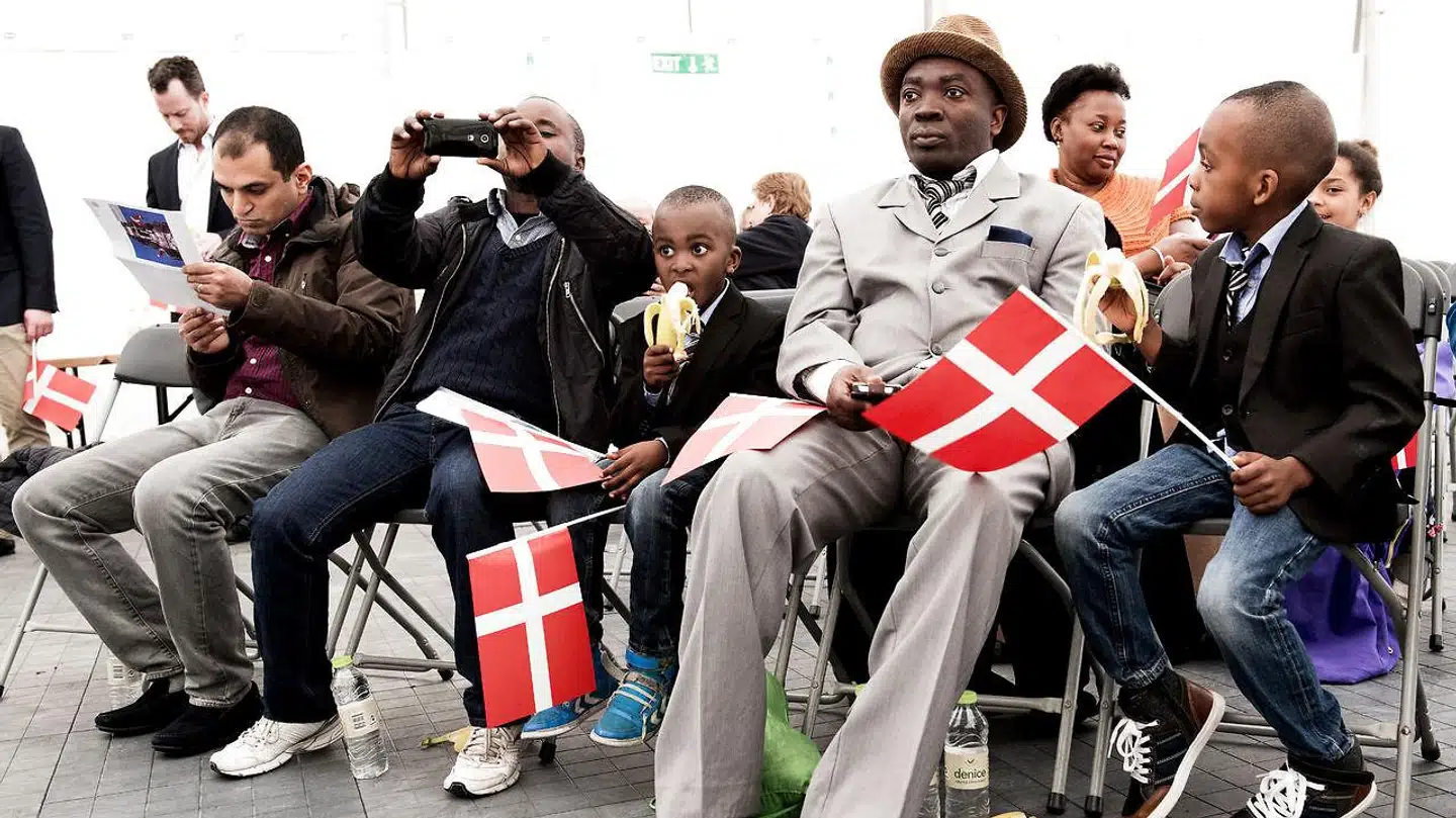 »I de seneste par årtier er betingelserne for statsborgerskab blevet strammet i mange europæiske lande, med Danmark som et af de lande der er gået længst,« skriver kronikørerne. Her fejres statsborgerskabsdagen.