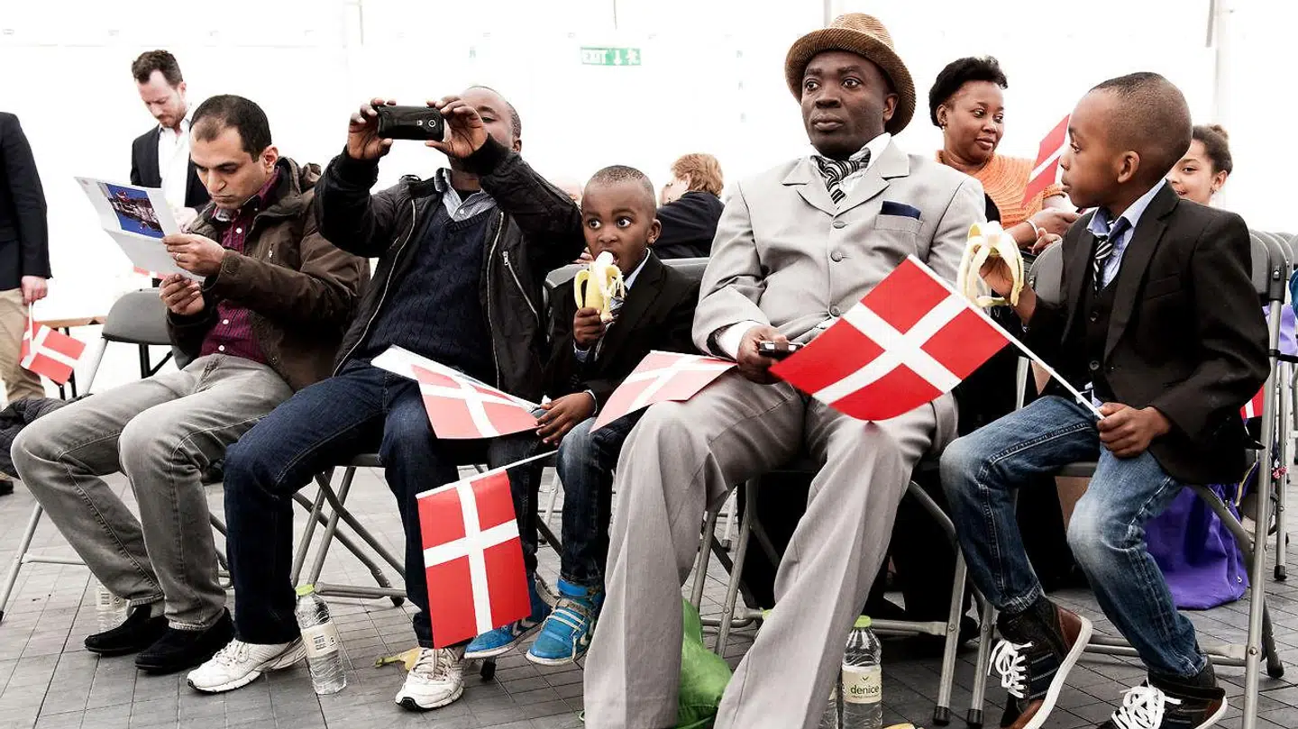 »I de seneste par årtier er betingelserne for statsborgerskab blevet strammet i mange europæiske lande, med Danmark som et af de lande der er gået længst,« skriver kronikørerne. Her fejres statsborgerskabsdagen.