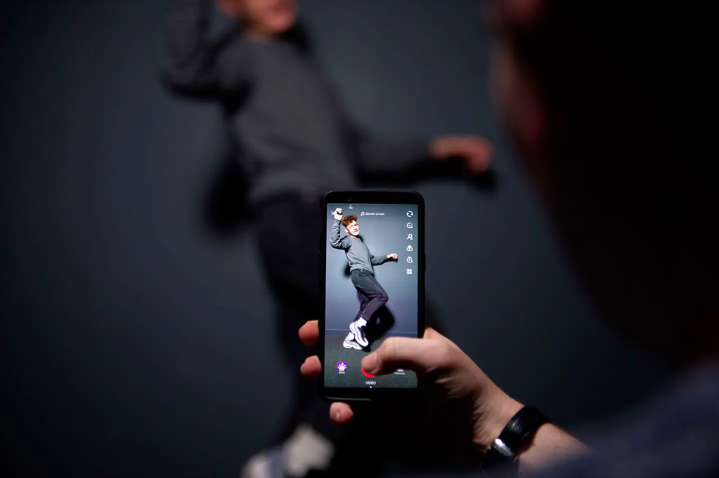 TikTok er populært blandt internettets yngste. Men forældre bør tale med deres børn om appens mulige faldgruber.
