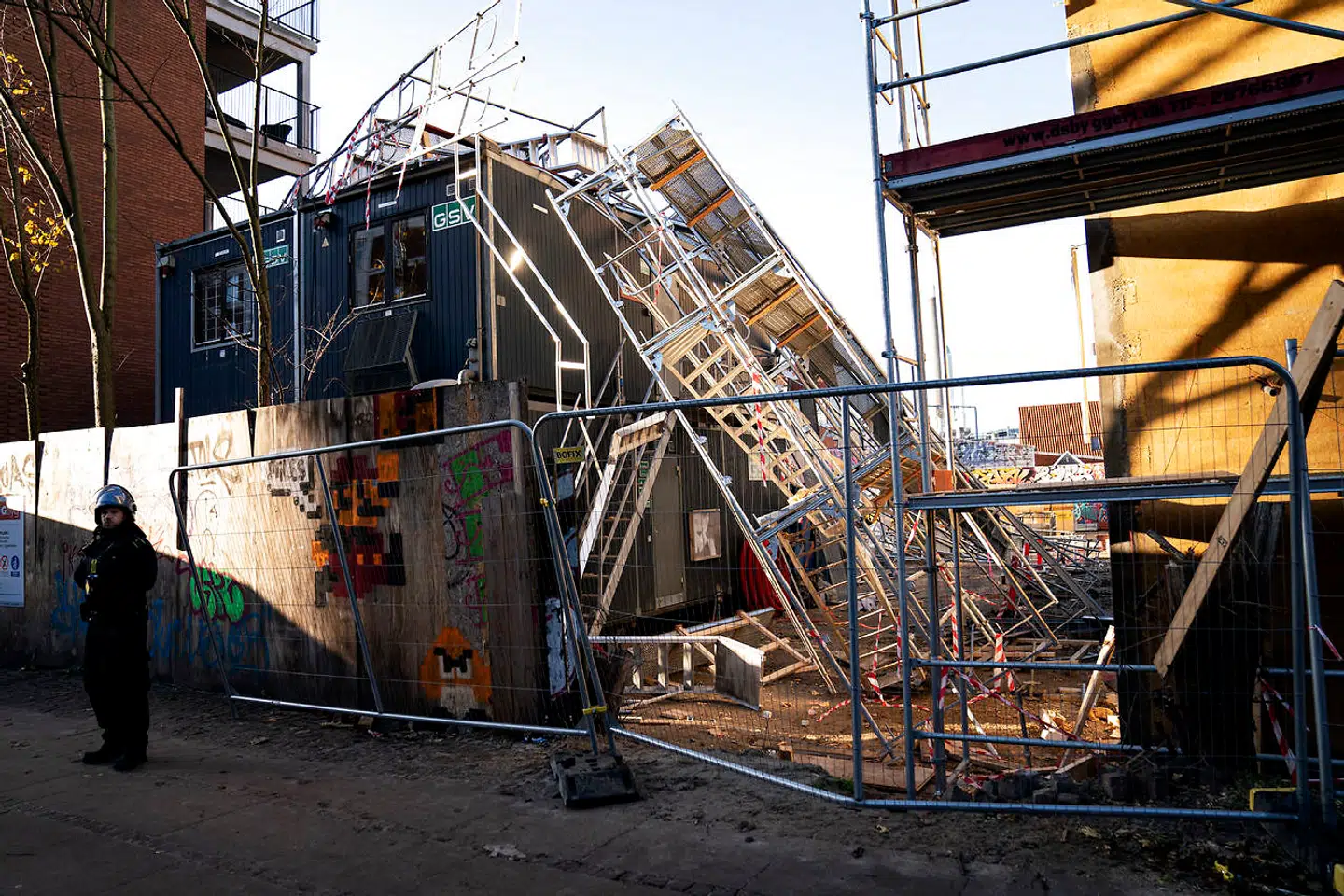 Væltet stillads. Op mod 300 stilladsarbejdere var samlet for at markere deres utilfredshed med forholdene på en byggeplads i området ved Lundtoftegade på Nørrebro, mandag den 2. december 2019. Ifølge stilladsarbejderne foregår der social dumping på byggepladsen.