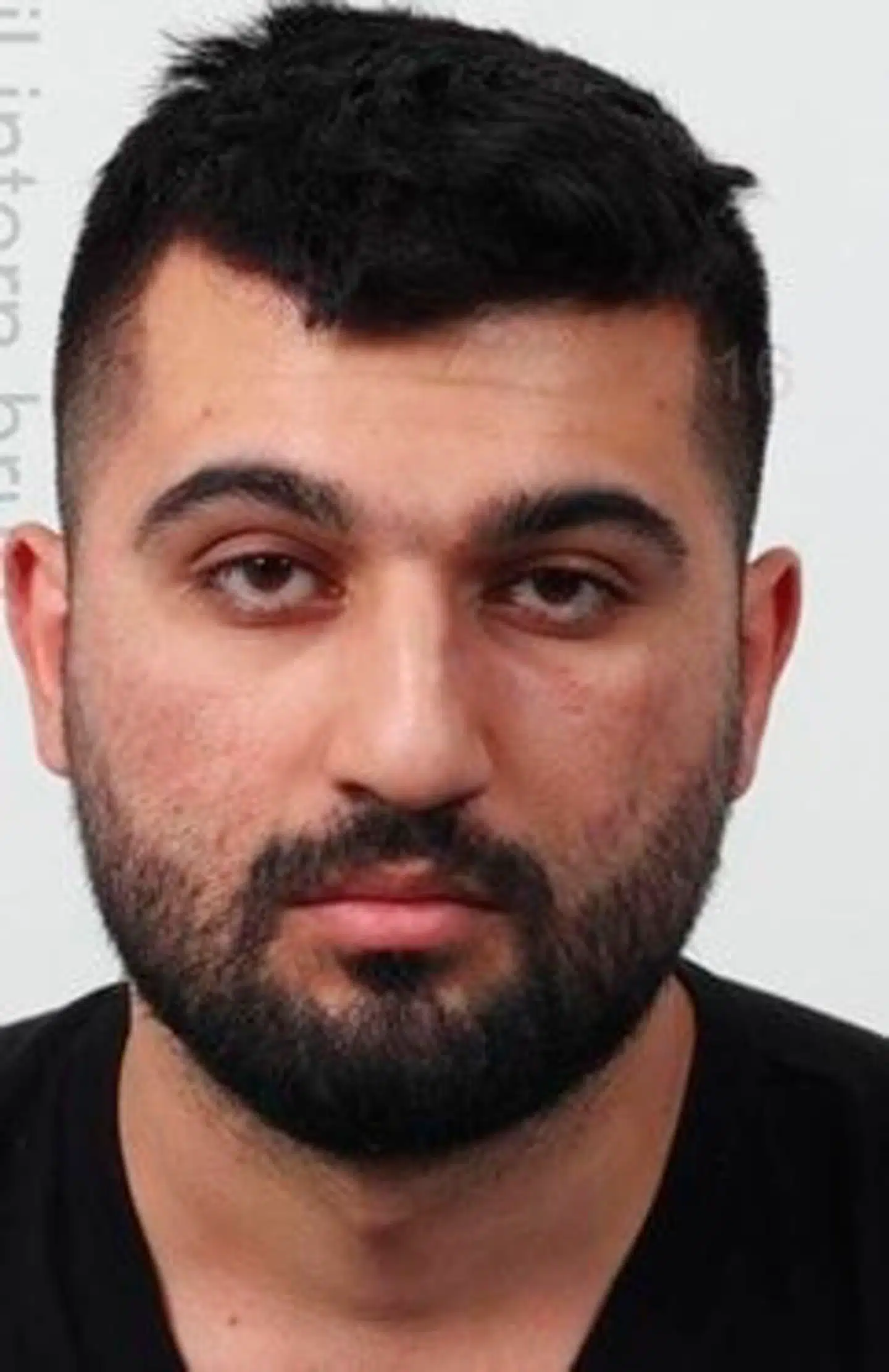 Politifoto af Hemin Dilshad Saleh, som blev befriet under en væbnet aktion i Slagelse, tirsdag 19. november 2019. Politiet leder i samarbejde med de øvrige sjællandske kredse intensivt efter gerningsmændene og den befriede mand, Hemin Dilshad Saleh. Han er 183 cm høj, almindelig til kraftig af bygning, har sort kort hår, brun hud og formentlig fuldskæg.