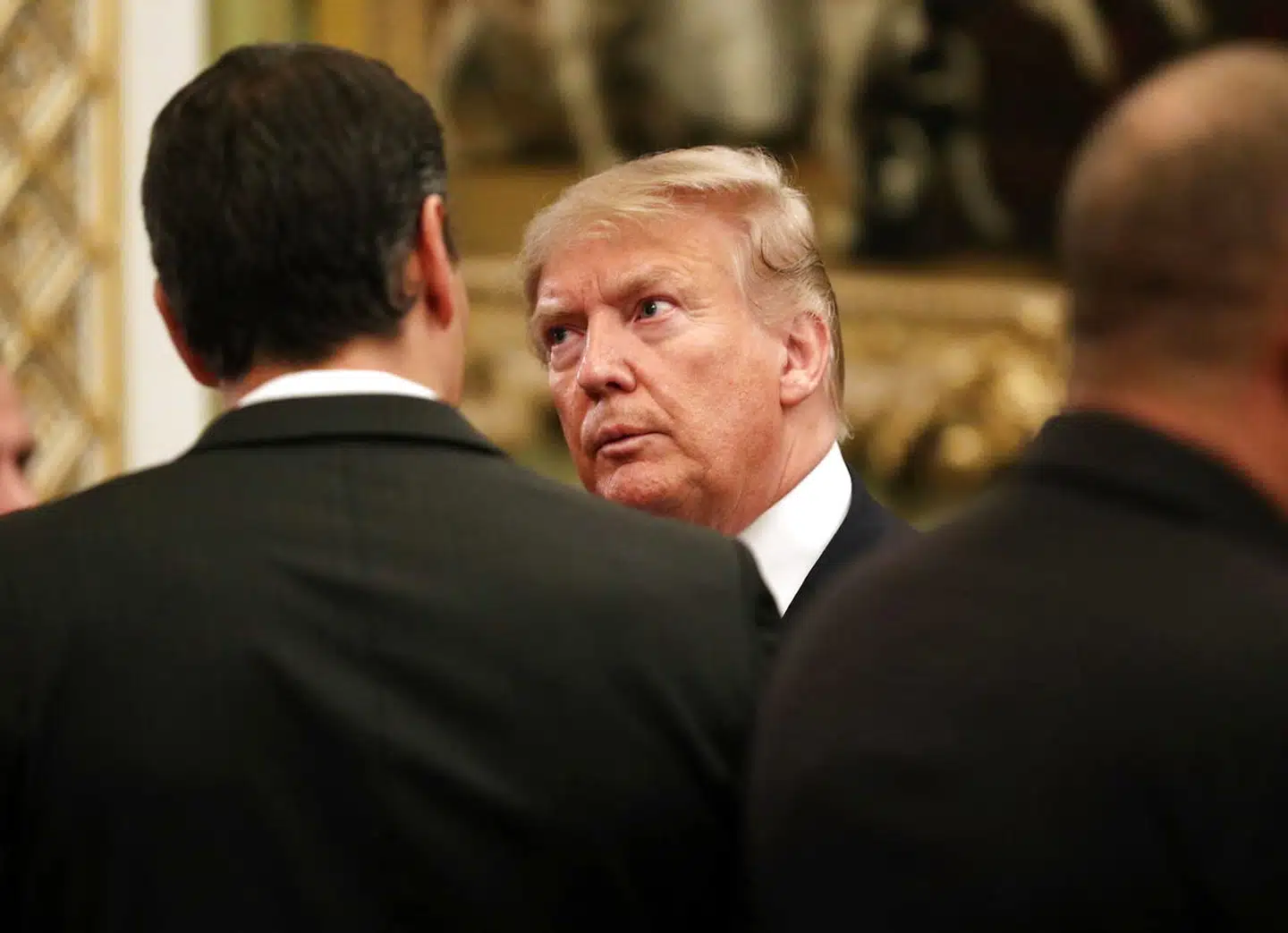 Alt imens Donald Trump er til NATO-topmøde i London – her under en reception på Buckingham Palace – har det demokratiske flertal i efterretningsudvalget i Repræsentanternes Hus udsendt sin undersøgelsesrapport om præsidenten.