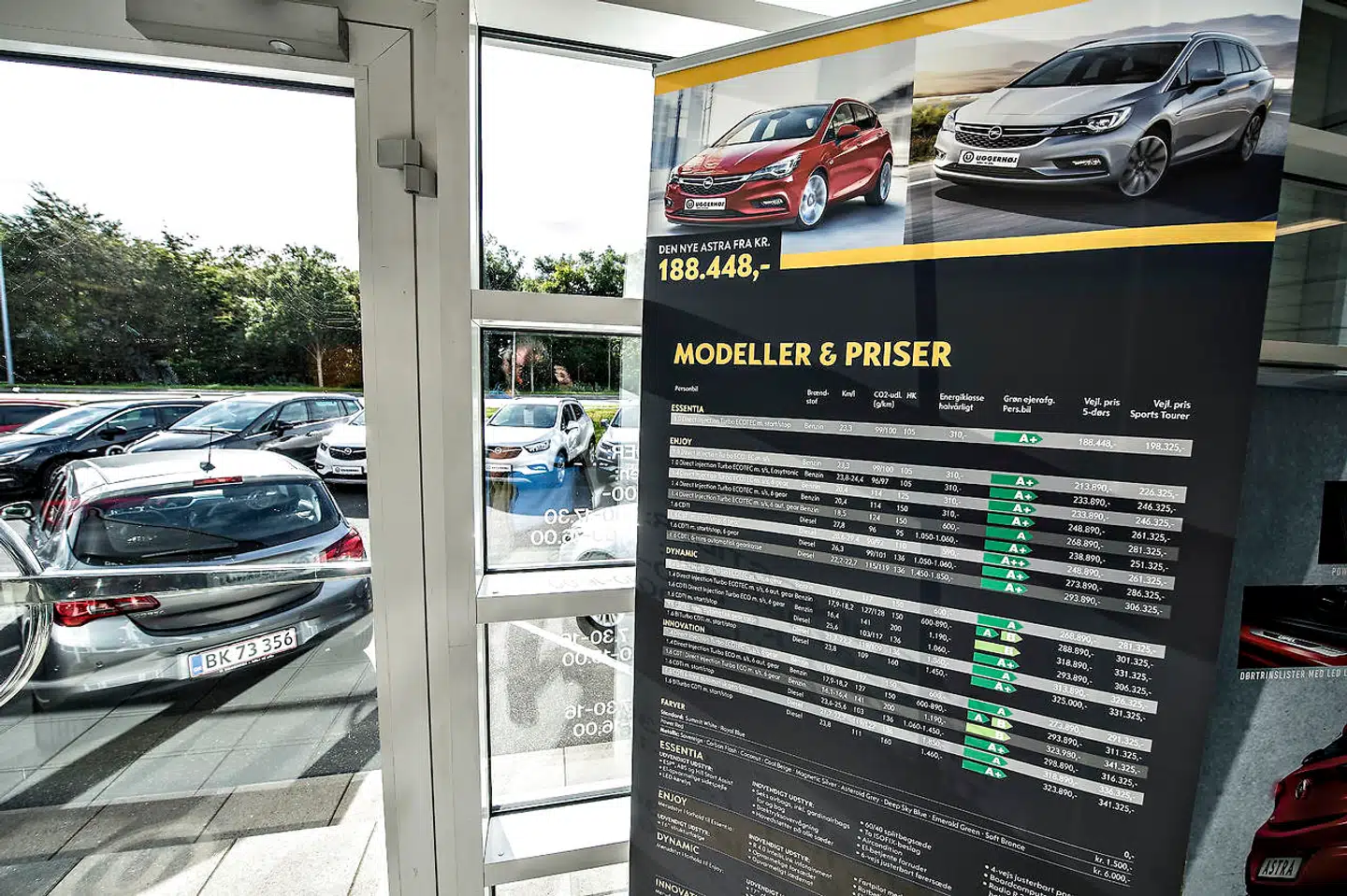 I finansloven argumenterer regeringen for ændringen ved at påpege, at den lavere beskatning giver »et incitament til at aflønne medarbejdere med fri bil frem for kontantløn«.