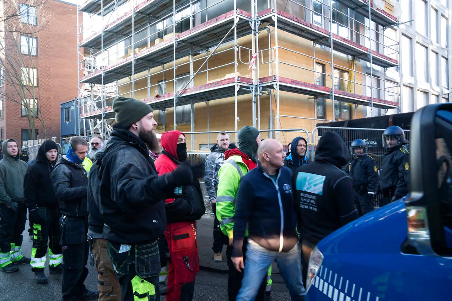 Demonstrationen på Nørrebro startede fredeligt, men udviklede sig voldsomt og kulminerede med, at et seks etager højt stillads blev væltet.
