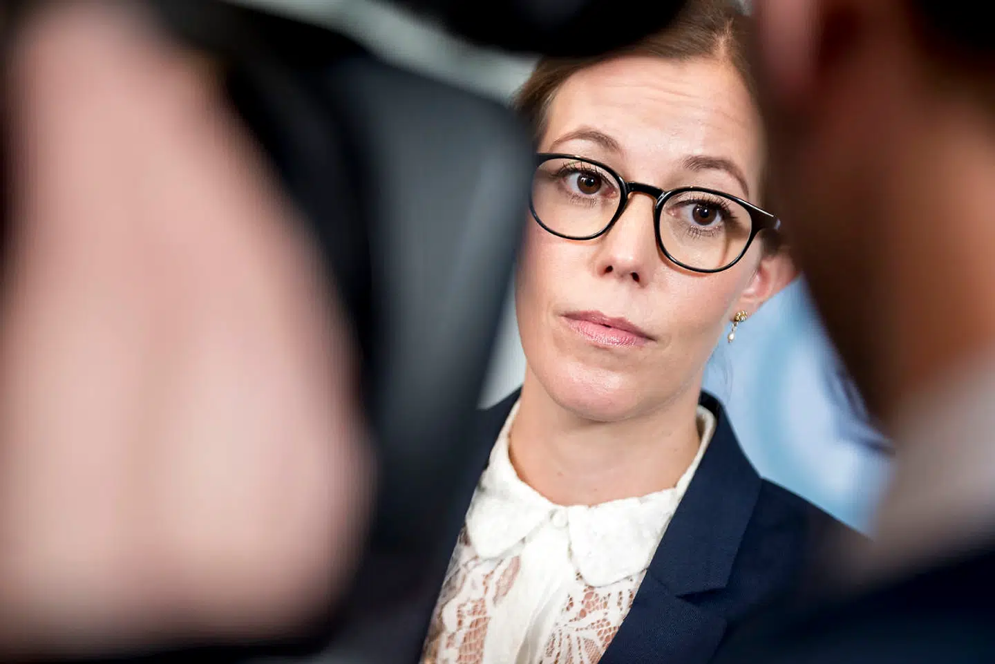 »Noget af det, der bekymrer mig, når du ringer og fortæller mig det her, er, at det er så mange forskellige stemmer, som siger det samme,« siger tidligere børne- og socialminister Mai Mercado (K) om kritikken af en særlig regel for skilsmisseforældre.