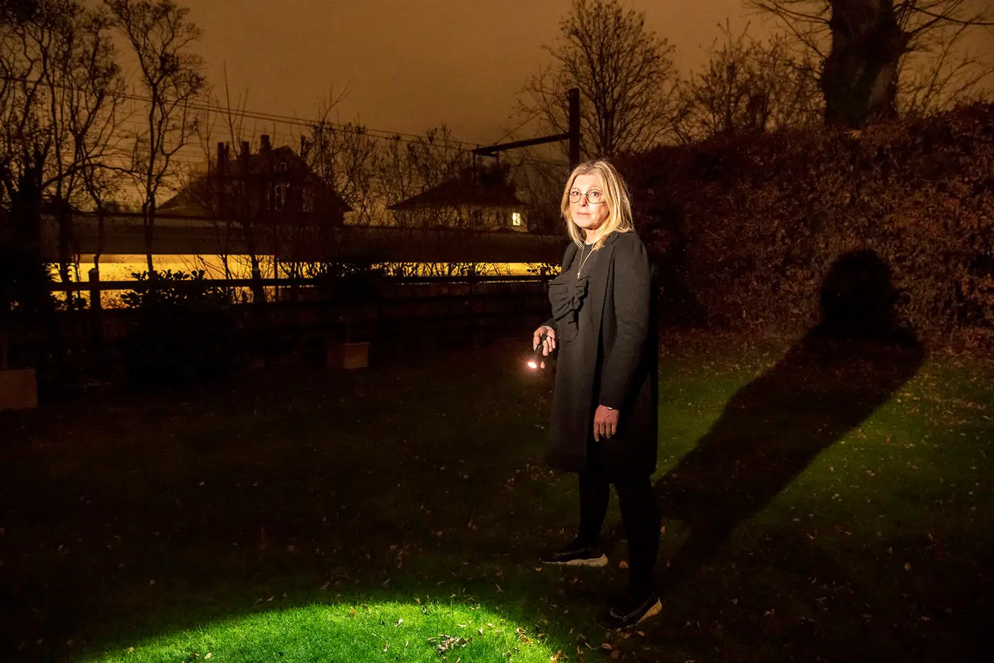 Charlotte de Neergaard overraskede tyven i sin have, da hun havde indbrud for to år siden i sit hjem i Charlottenlund. Hun siger, der gik fire timer, før politiet var på adressen, efter hun havde ringet efter dem. »Et vægterkorps ville være fantatistisk,« siger hun.