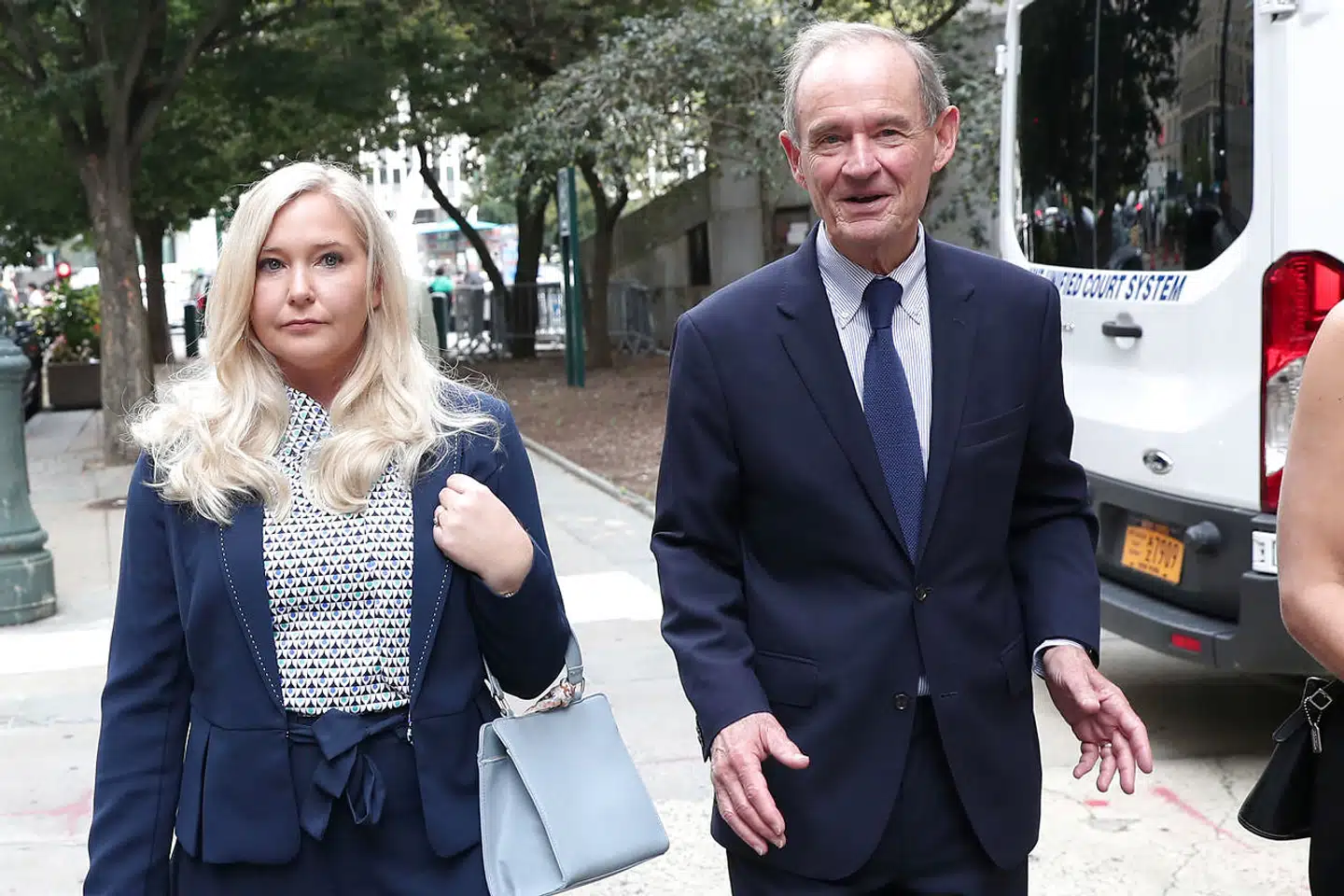 Virginia Giuffre, der her ses med sin advokat, berettede sent i aftes om sin relation til prins Andrew over for BBC.