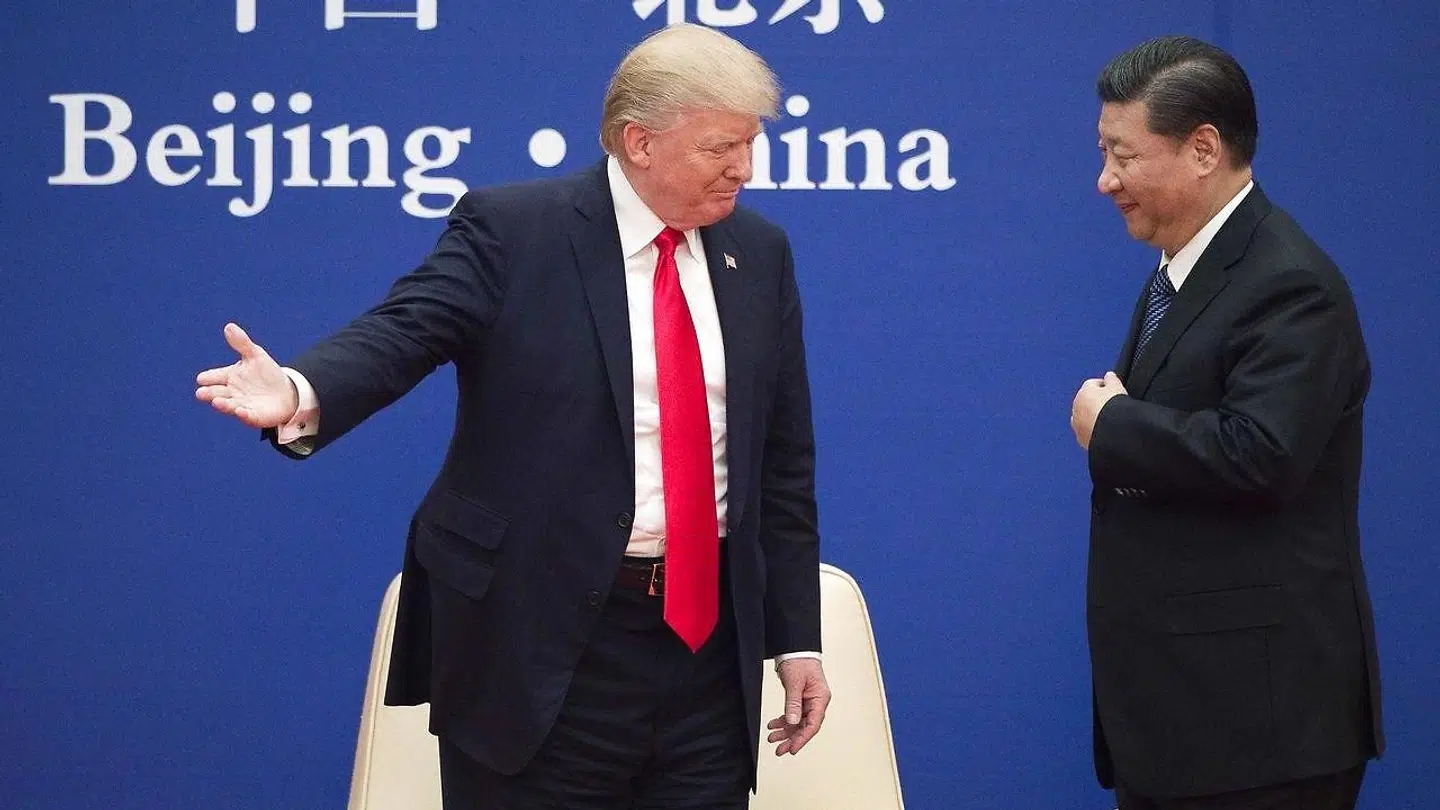 »Den opstigende supermagt i øst er på vej til at blive verdens største økonomi, og Kinas ekspansive rolle i verdenspolitikken har slået døren ind i NATO, som hidtil har forbigået landet i stilhed.« / AFP PHOTO / Nicolas ASFOURI