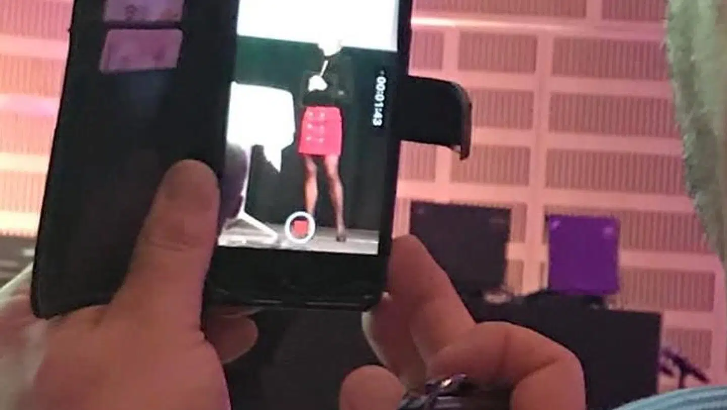 »Imens Margrethe Vestager talte om kvinder og ledelse fra scenen, havde min sidemand travlt med at sms’e et billede af Cecilie Becks ben til en ven med en kommentar om, at »hun har en meget kort kjole på«!« skrev Ulla Tofte, da hun delte dette billede på Facebook.