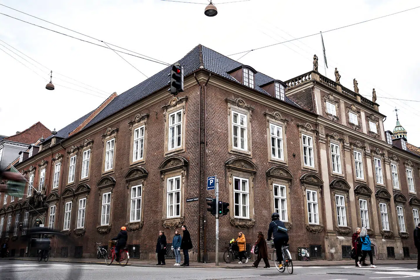 En martsaften i 1765 blev den kønne 20-årige skuespillerinde Mette Marie Rose lokket i en fælde efter forestillingen »Vulcani Kæp« og bortført til det mondæne Gyldenløves Palæ - i dag kendt som Moltkes Palæ. Da hun hørte porten smække i efter sig, vidste hun, at hun var fortabt. Jakob Steen Olsen genfortæller historien i Berlingskes nostalgiske julekalender.