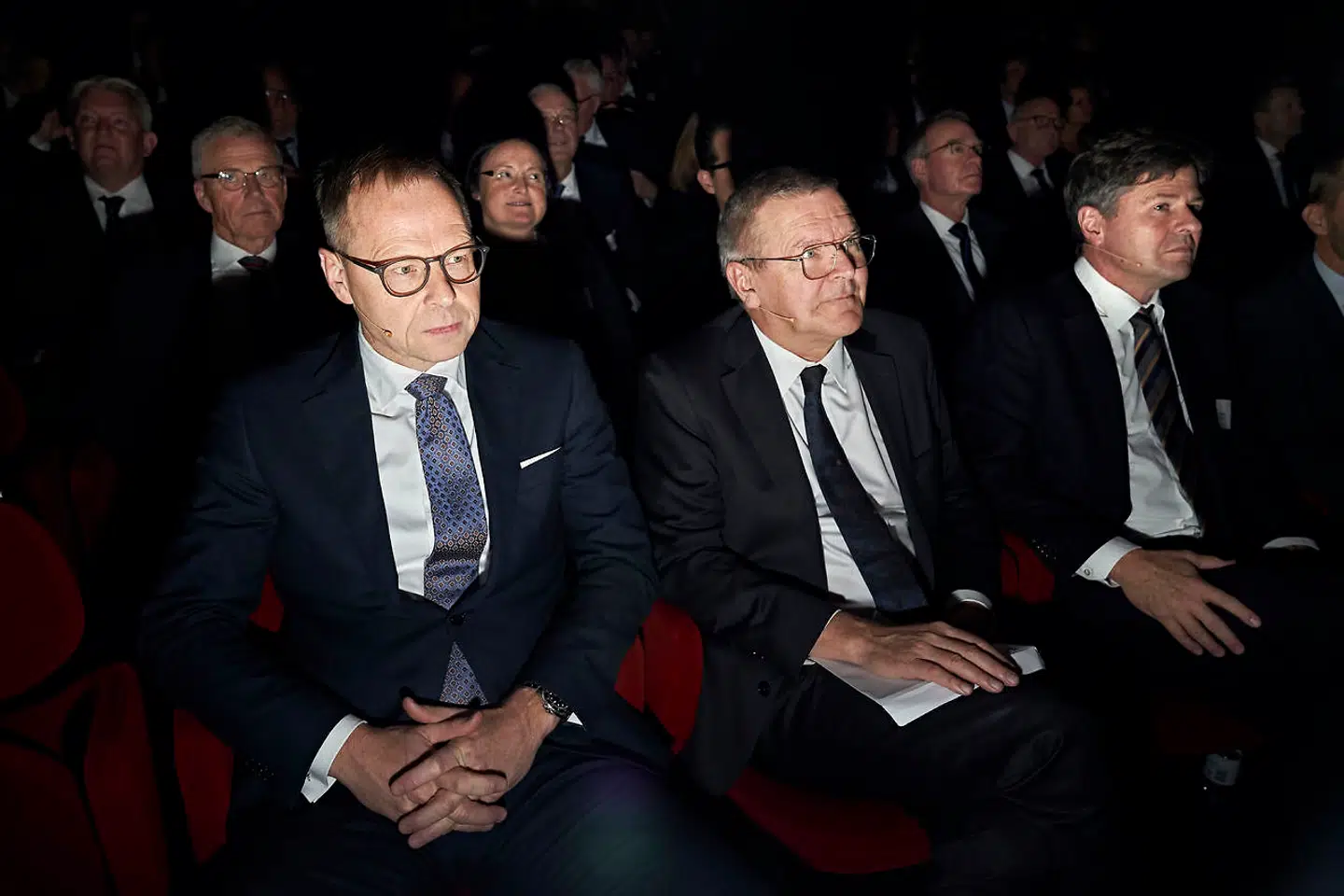 Michael Rasmussen (tv. på forreste række), der er formand for bankernes brancheorganisation, og nationalbankdirektør Lars Rohde (i midten på forreste række) sad ved siden af hinanden i Skuespilhuset.
